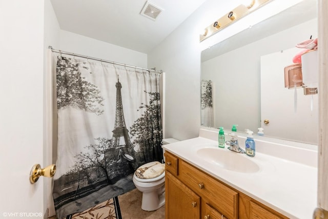 full bath featuring vanity, curtained shower, toilet, and visible vents