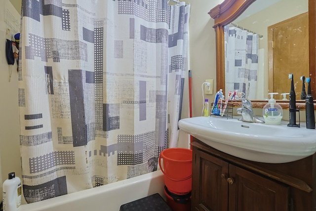 full bathroom featuring a shower with curtain and vanity