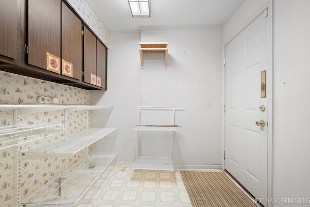 1408 N W St, Naperville, IL 60563 - interior space featuring light floors, baseboards, and ornamental molding