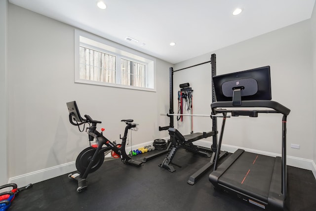 exercise room featuring visible vents, recessed lighting, and baseboards