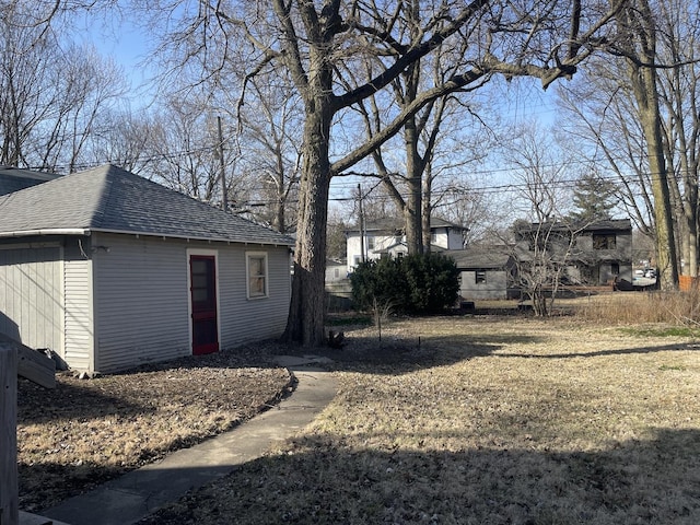 view of yard featuring an outbuilding