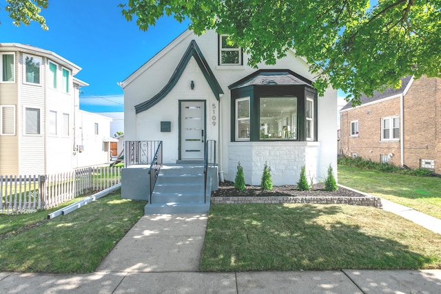 view of front of property with a front lawn and fence