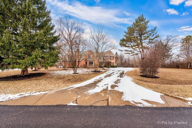 view of front of property with driveway