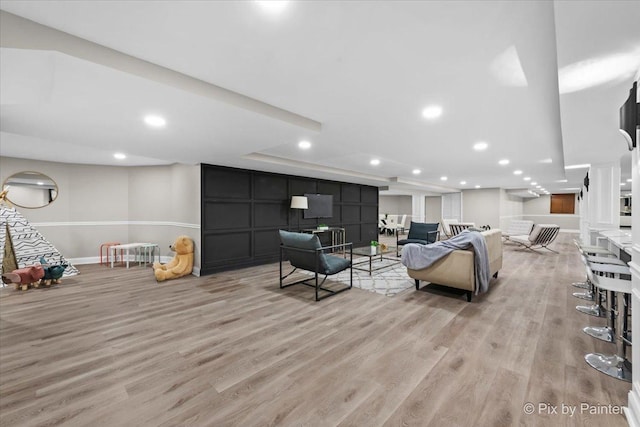 living area featuring recessed lighting, light wood-type flooring, and baseboards