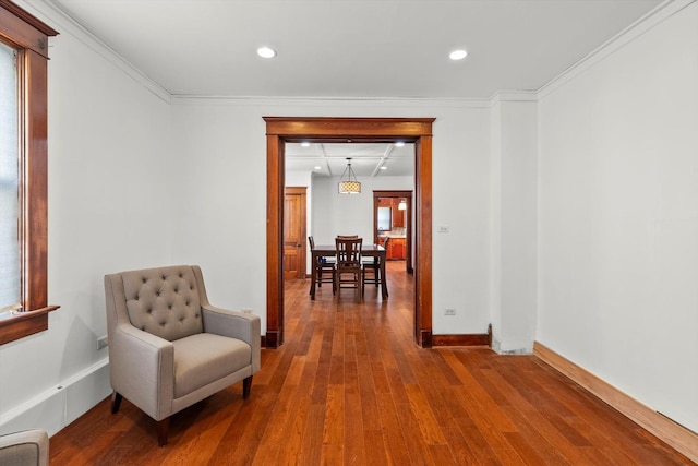 living area featuring recessed lighting, crown molding, baseboards, and hardwood / wood-style floors