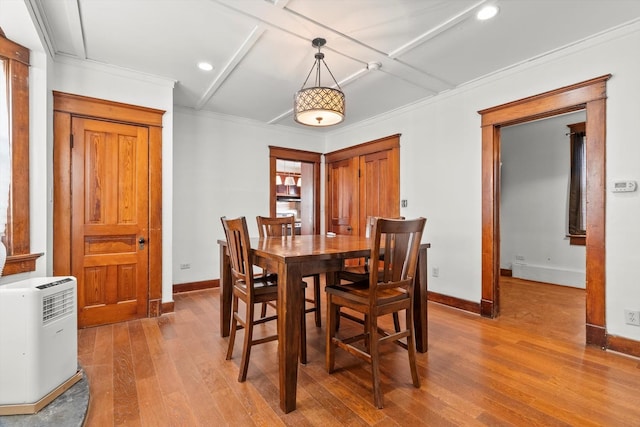 dining area featuring recessed lighting, baseboards, wood finished floors, and crown molding