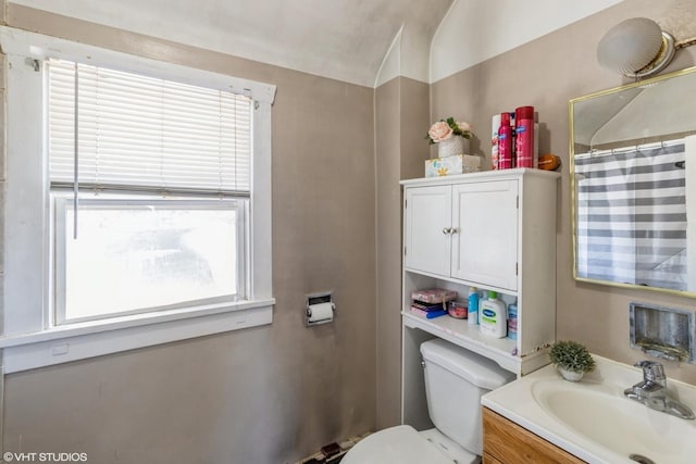 full bath with curtained shower, toilet, and vanity