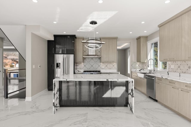 kitchen featuring a sink, modern cabinets, backsplash, and a large island