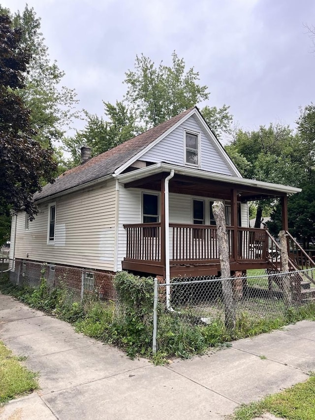 view of front of house with covered porch and fence