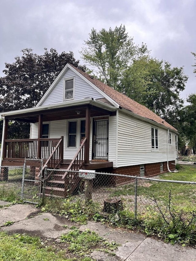 view of front of property with a gate, covered porch, and a fenced front yard