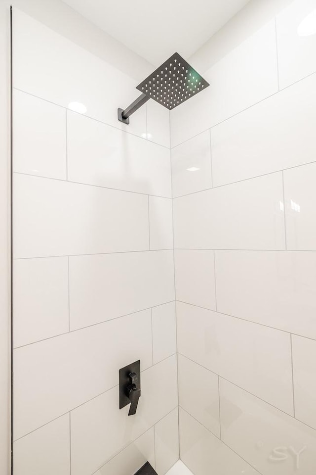 details with a tile shower