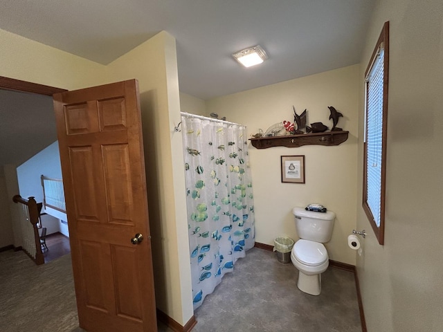 full bathroom with a shower with shower curtain, baseboards, and toilet