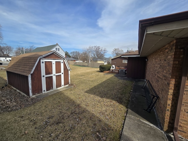 view of yard featuring an outbuilding and a storage unit