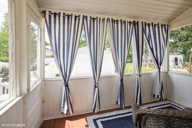 sunroom with vaulted ceiling