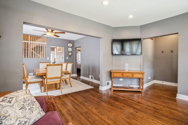 living room with wood finished floors, visible vents, baseboards, recessed lighting, and ceiling fan