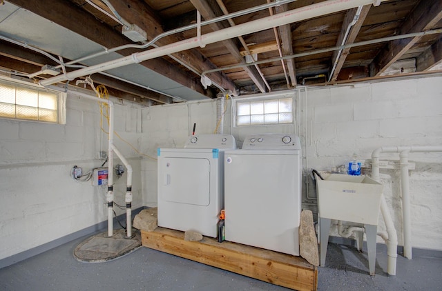 below grade area featuring a sink and independent washer and dryer