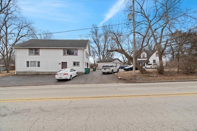 view of front of property featuring an outbuilding and driveway