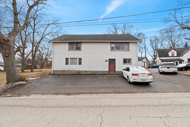 view of front of property featuring aphalt driveway