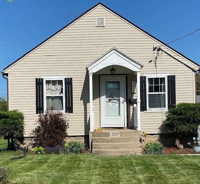 view of front facade with a front lawn