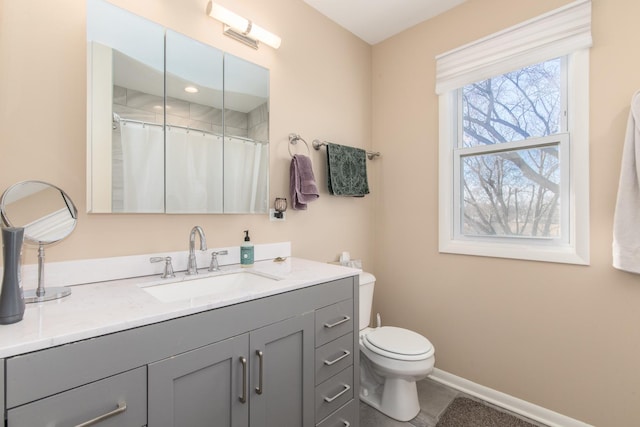 full bath with curtained shower, baseboards, toilet, and vanity