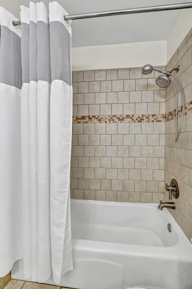 full bath with shower / bath combo with shower curtain