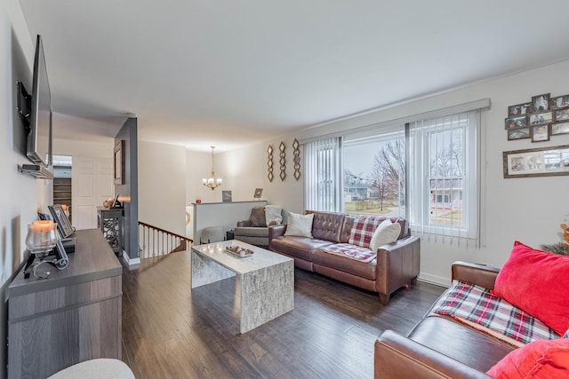 living area with a chandelier, dark wood-style floors, and baseboards