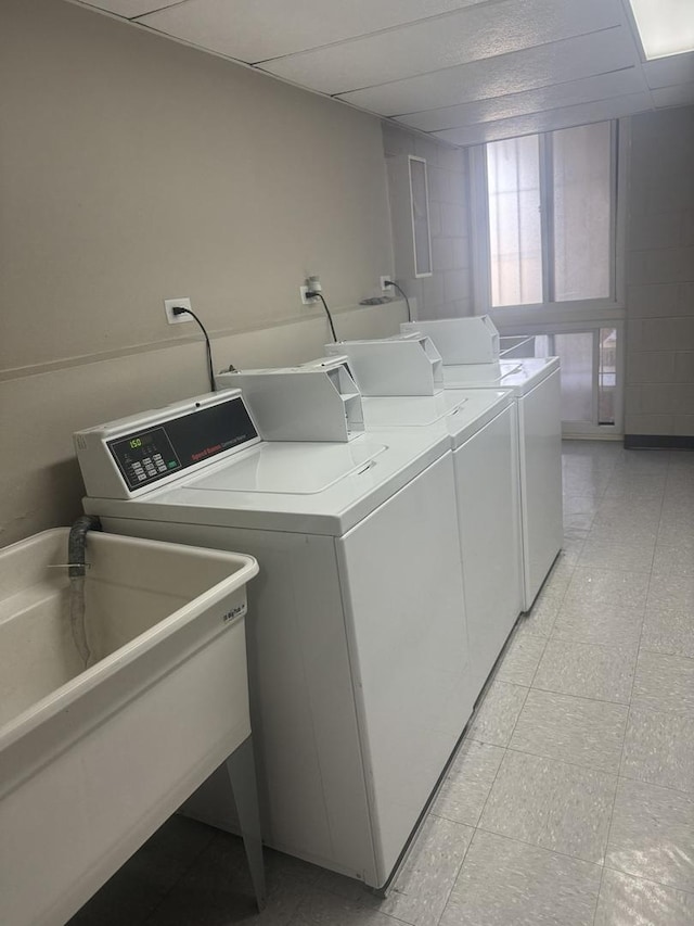 common laundry area with a sink and washer and clothes dryer