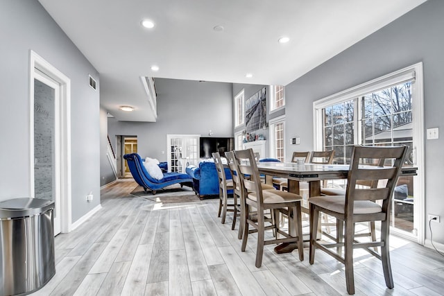 dining room featuring light wood finished floors, visible vents, recessed lighting, and baseboards