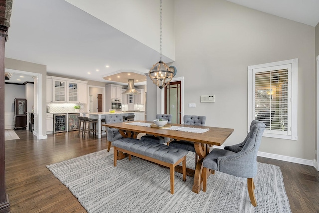 dining room with dark wood-style floors, baseboards, an inviting chandelier, recessed lighting, and wine cooler