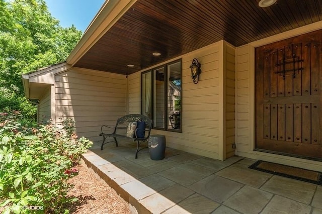 property entrance featuring a porch