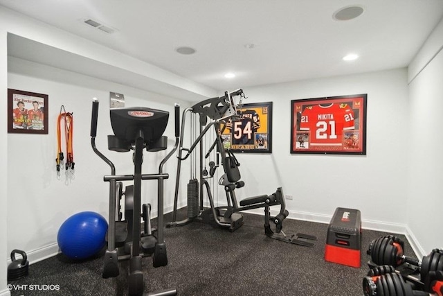 exercise area featuring recessed lighting, visible vents, and baseboards