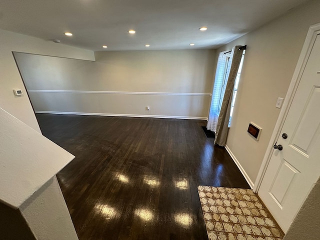 foyer entrance featuring recessed lighting, dark wood-style floors, and baseboards