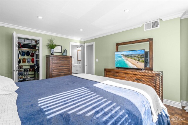 bedroom featuring visible vents, recessed lighting, crown molding, and a walk in closet