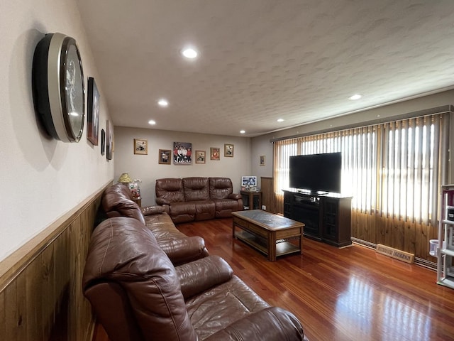 living area with visible vents, a textured ceiling, wood finished floors, recessed lighting, and wainscoting