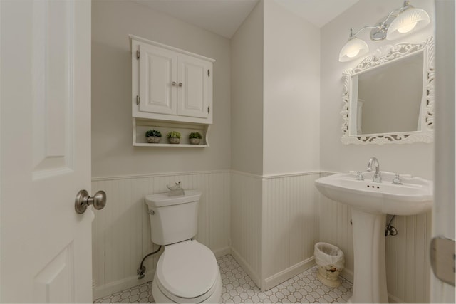 421 Dodson St, Geneva, IL 60134 - bathroom featuring wainscoting, toilet, and a sink