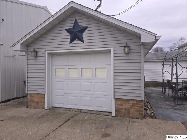 detached garage featuring driveway