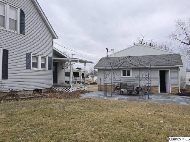 view of yard with a patio area