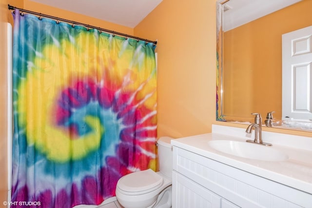 full bath featuring vanity, a shower with shower curtain, and toilet