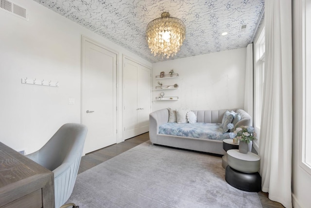 office area featuring an inviting chandelier, wood finished floors, and visible vents