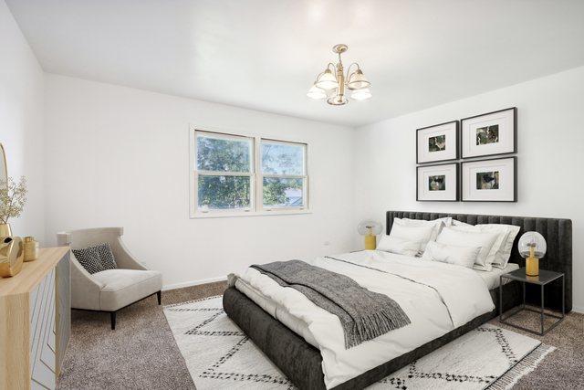 bedroom with a notable chandelier and carpet