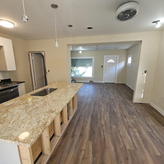 kitchen with visible vents, dark wood-type flooring, a sink, range with electric stovetop, and baseboards