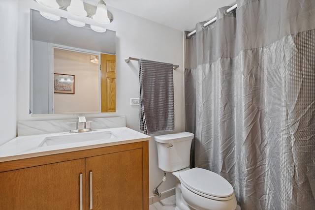 bathroom with a shower with curtain, toilet, and vanity