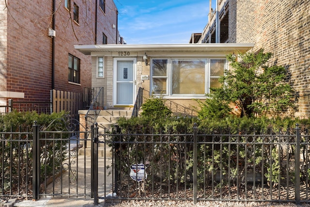 view of front of property featuring a fenced front yard