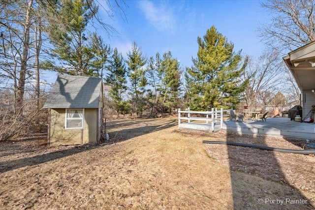 view of yard featuring an outbuilding and a shed