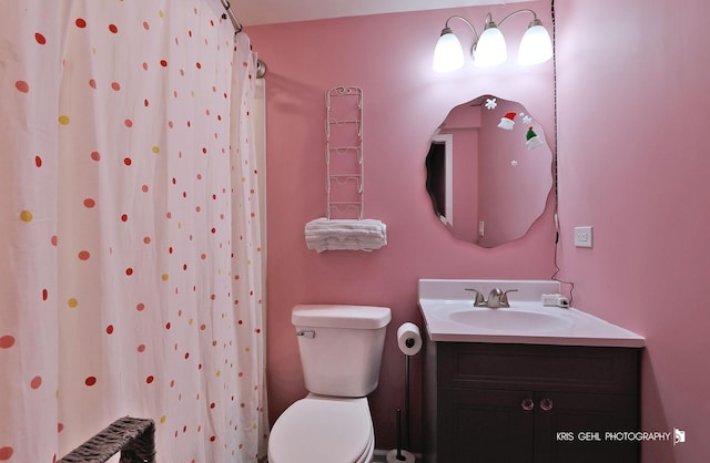 full bathroom with a shower with shower curtain, toilet, and vanity