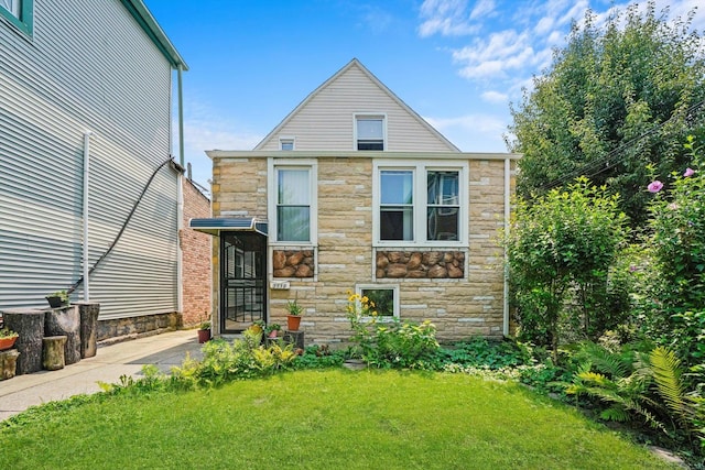 view of front of home featuring a front lawn