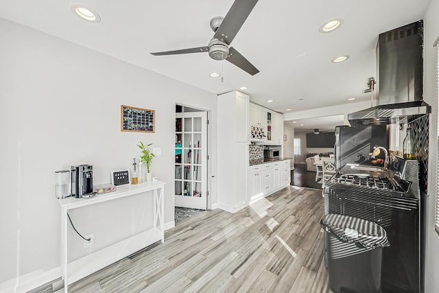 living area featuring recessed lighting, a ceiling fan, light wood-type flooring, and baseboards