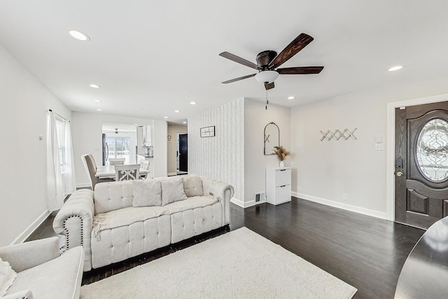 living area featuring recessed lighting, baseboards, dark wood-type flooring, and a ceiling fan