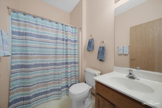 full bathroom featuring vanity, toilet, and a shower with curtain