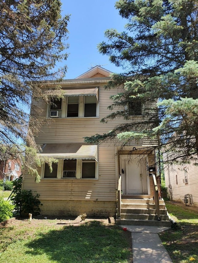 traditional-style home featuring entry steps